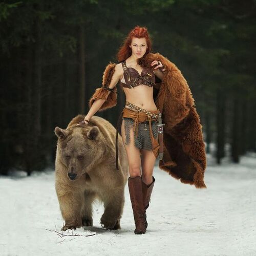 Тина Рыбакова с медведем.jpg
