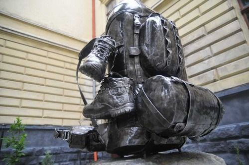 Файл:Pamyatnik ryukzaku.jpg