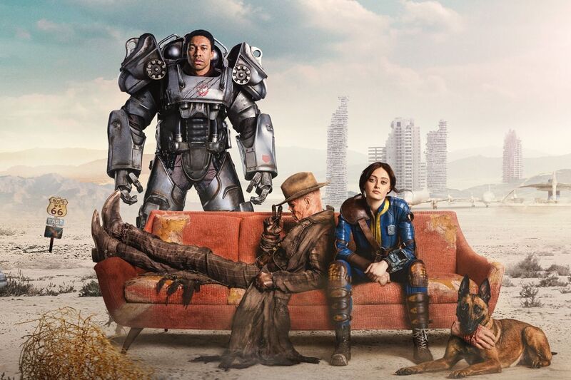 Главные герои сериала Fallout на диване.jpg