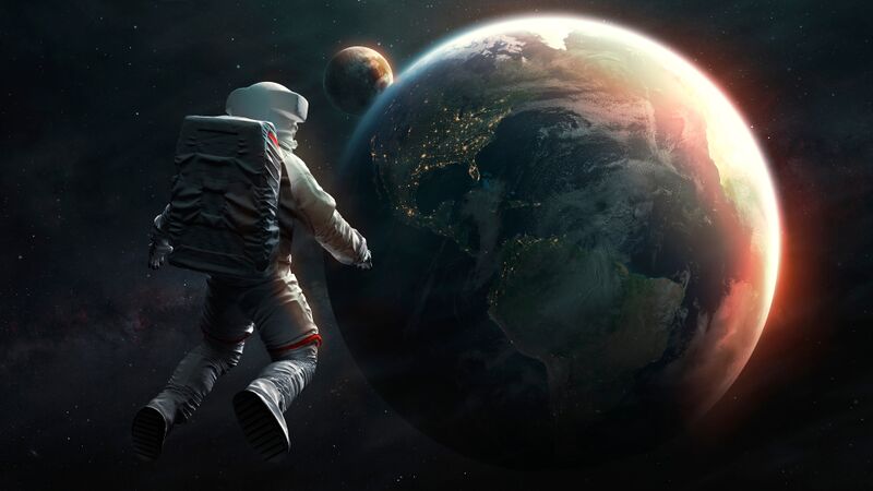 Космонавт смотрит на Землю.jpg