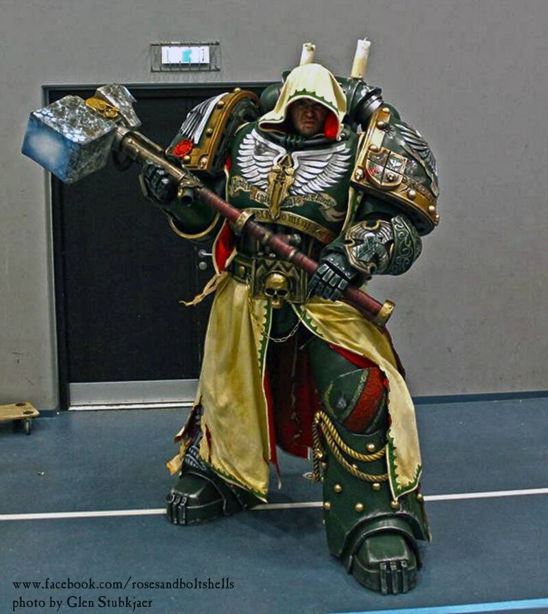 Косплей капитана Тёмных Ангелов от Rosesandboltshells.jpg