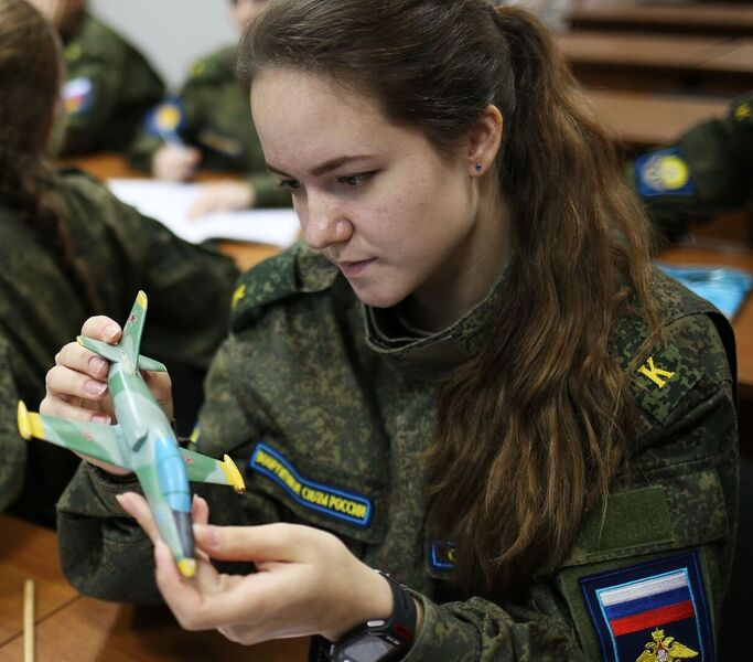 Файл:Лётчица курсантка КВВАУЛ.jpg