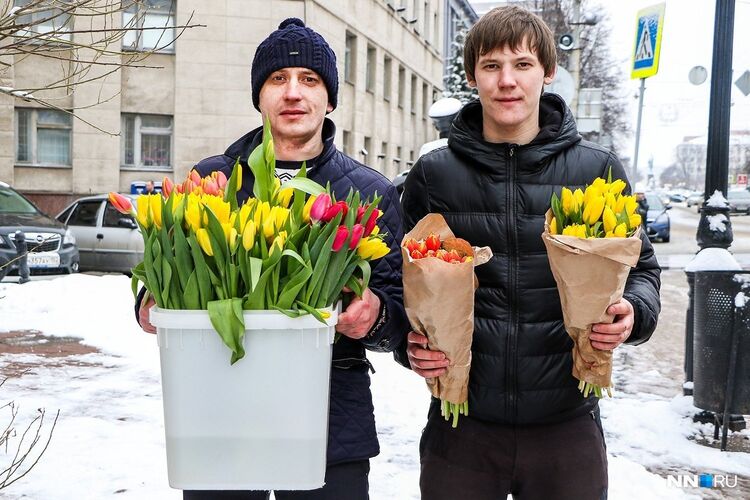 Мужики с цветами.jpg