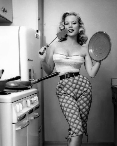 Файл:Betty-brosmer-kitchen.jpg