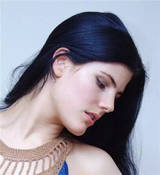 Файл:Black hair with a blue tint to it.jpg