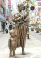 Statue of mother in Hanbok.jpg